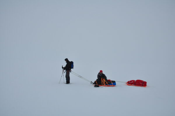 Rucksack oder Pulka? In einer Pulka lässt sich deutlich mehr verstauen als in einem Rucksack (Foto: Malte Hübner)