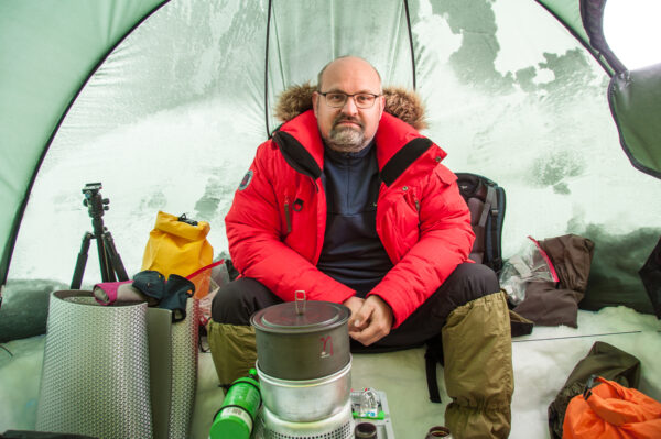 Der Winterkocher in der Apsis? Bei Sturm bleibt nichts anderes übrig (Foto: Malte Hübner)